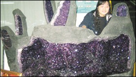 “佛手”紫晶洞现身东海